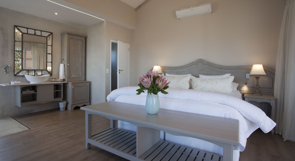 POOL, LUXURY, SUITE