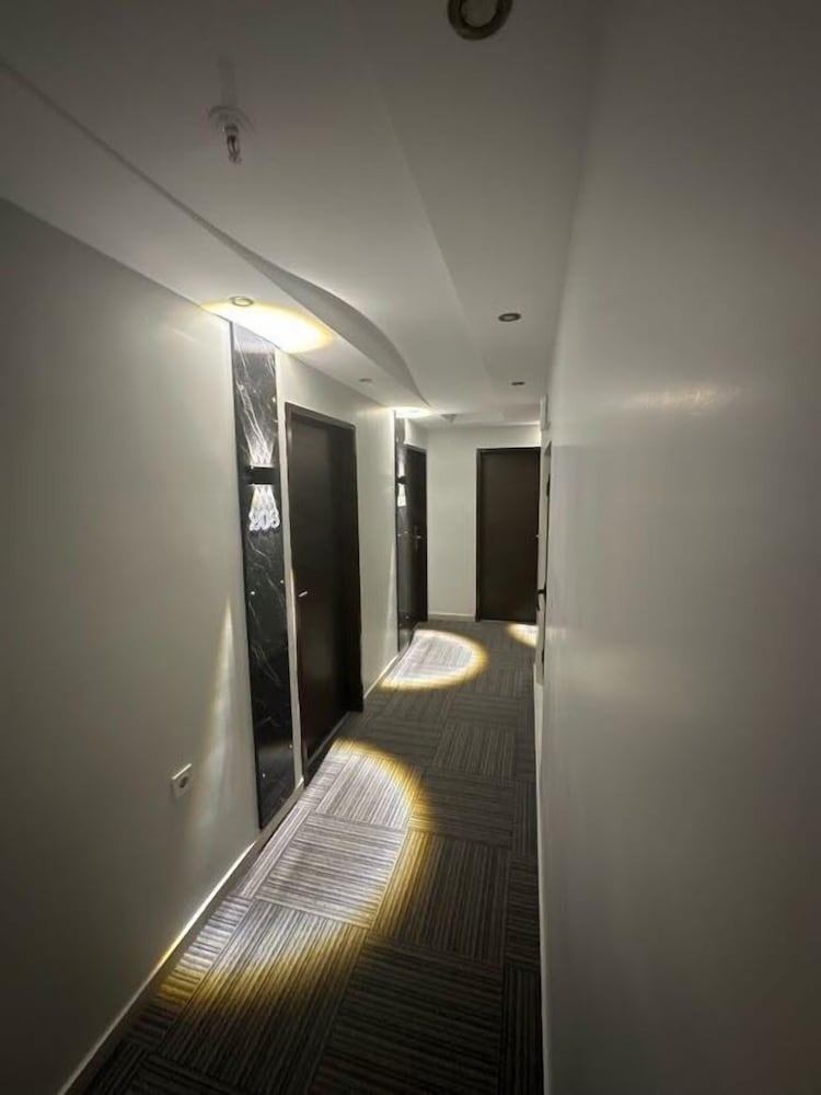 Lotis Hotel 8/35