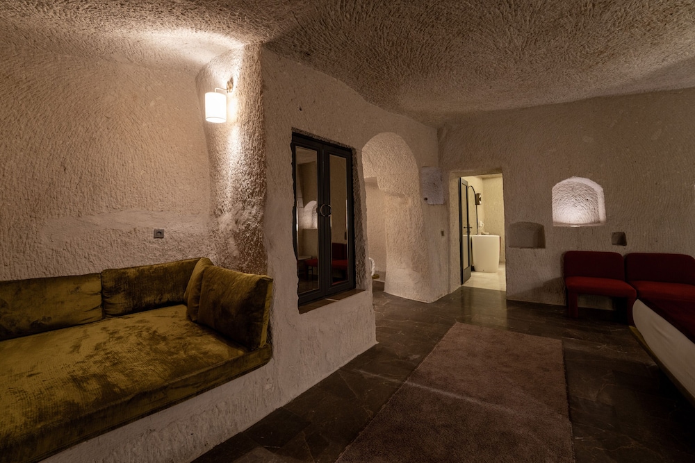 Artemis Cave Suites 46/64