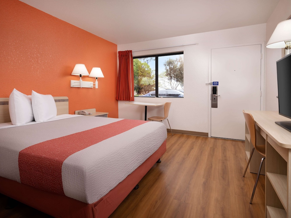 غرفة قياسية بسرير كوين، Motel6 Santa Maria, CA - North 2/10