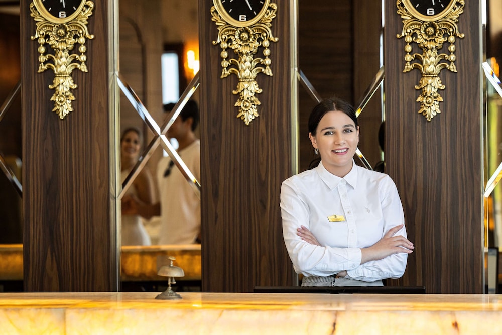 Oz Hotels Sui 6/49
