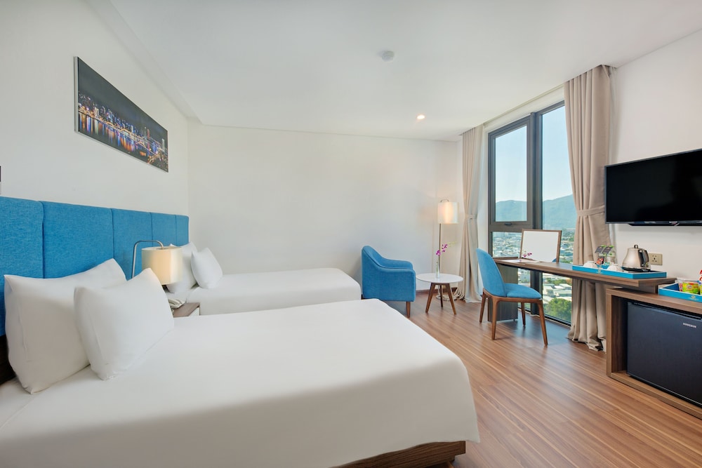 DELUXE, DOUBLE OR TWIN BED, PARTIAL OCEAN VIEW
