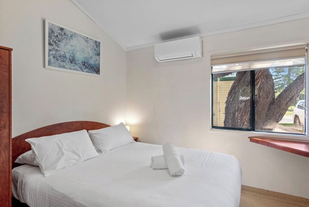 Economy, Studio, Queen Bed