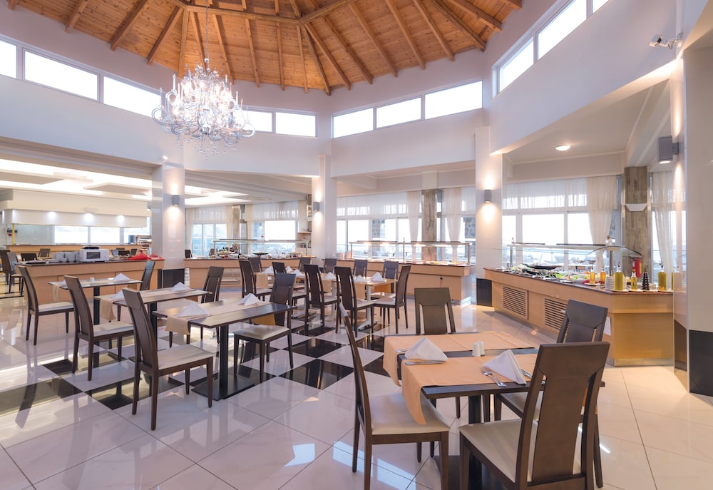 Grand Blue Beach Hotel 79/94