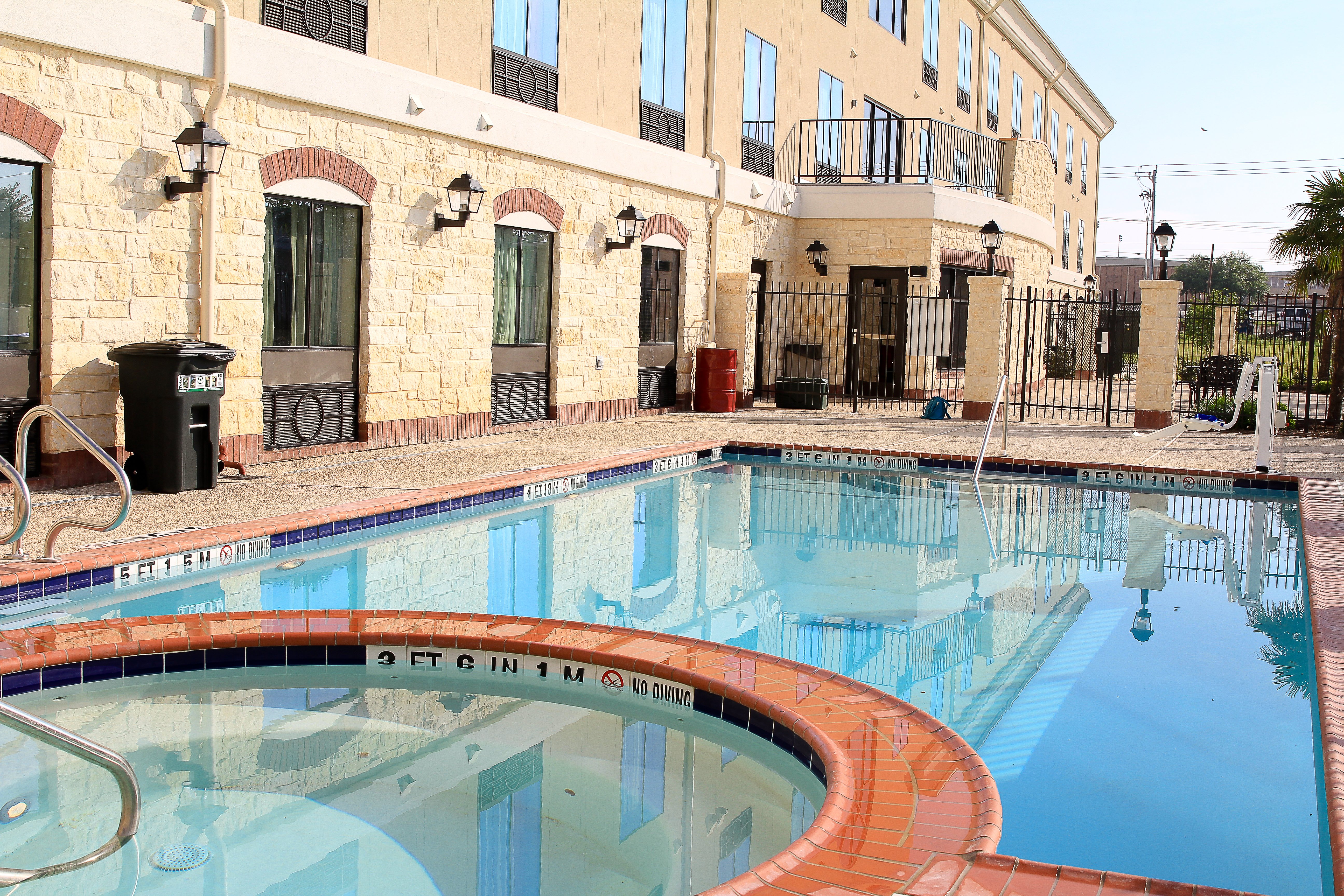 Holiday Inn Express Suites Floresville 9/58