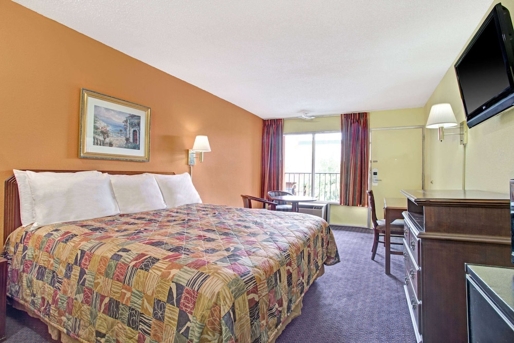 Days Inn By Wyndham Benson 12/33