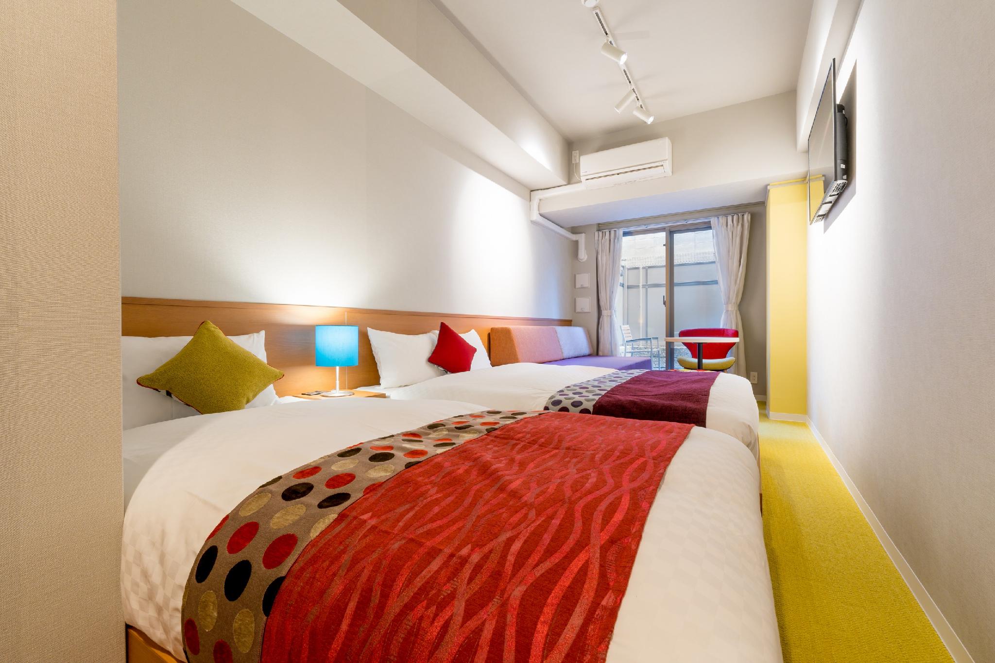 غرفة بسريرين منفصلين بشرفة
