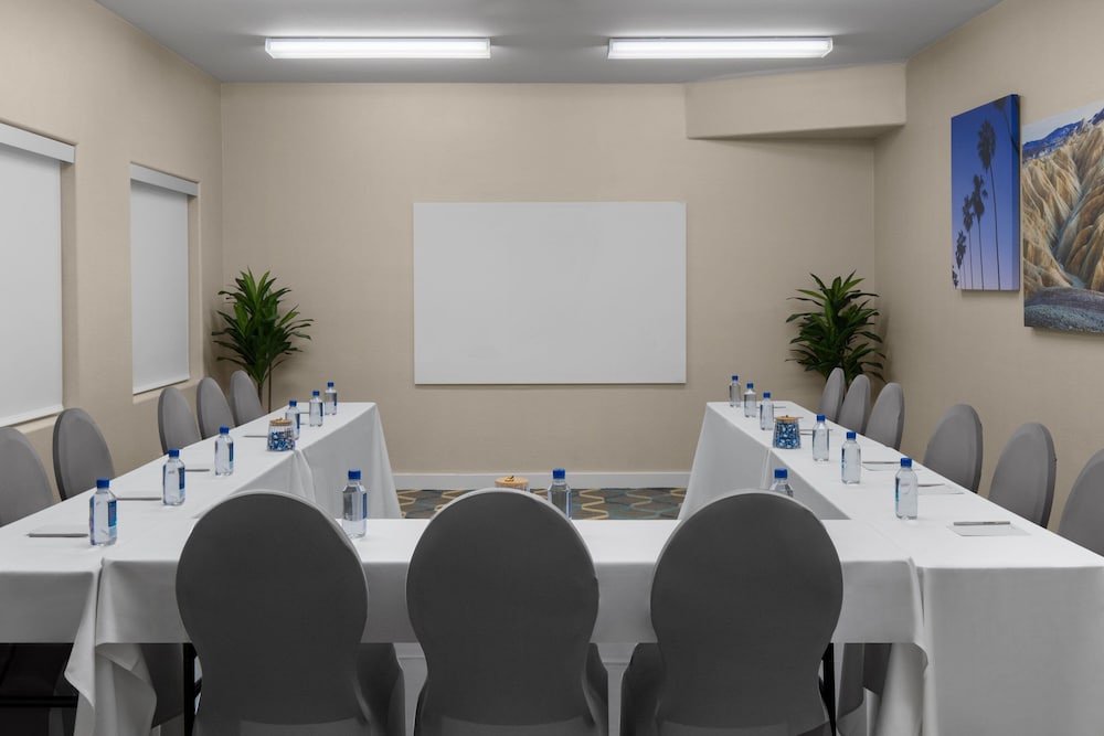 Residence Inn By Marriott Santa Clarita Valencia 55/61