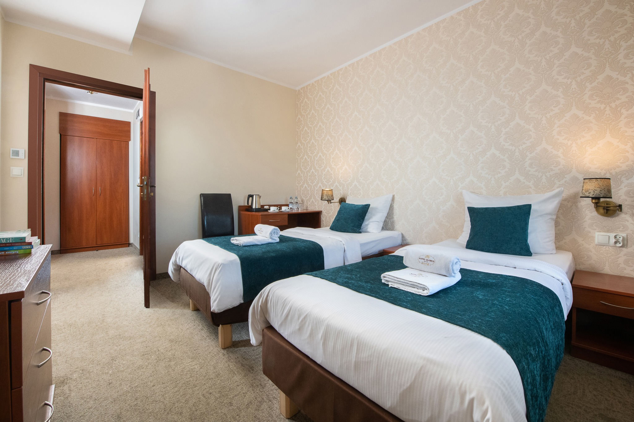 ROOM, TWIN BEDS