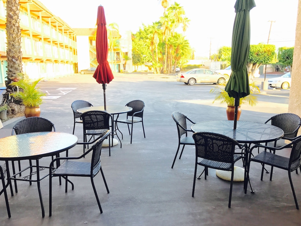 Days Inn by Wyndham Anaheim Near The Park 34/45