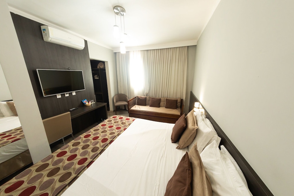 CLASS HOTEL GUAXUPE 16/50