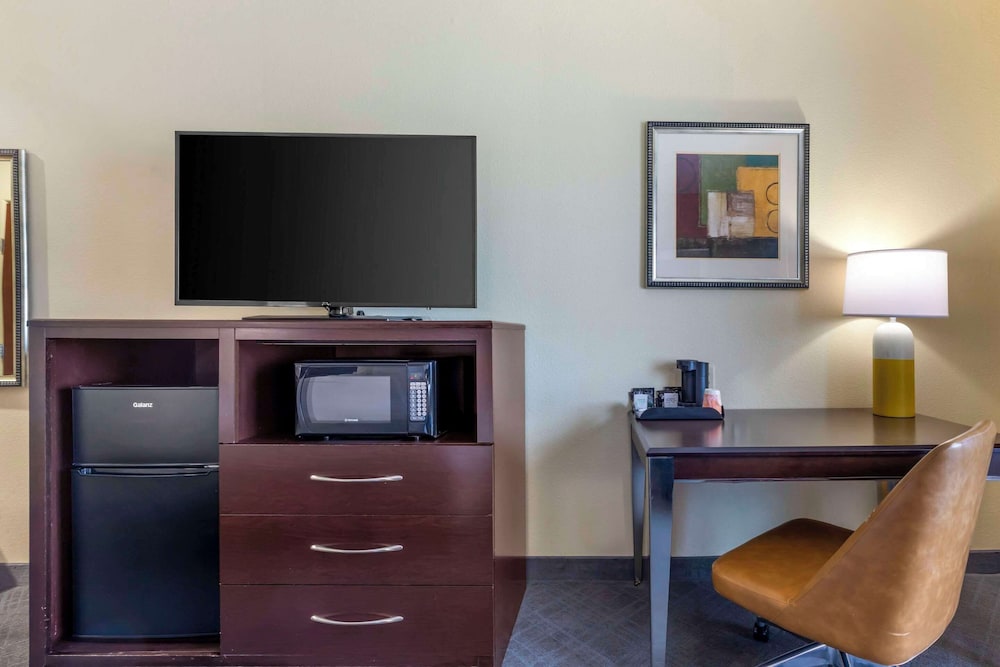 Comfort Inn and Suites Mexia, TX 47/59