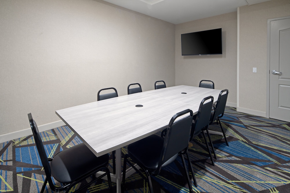 Holiday Inn Express Hotel And Suites Fresno South 51/55