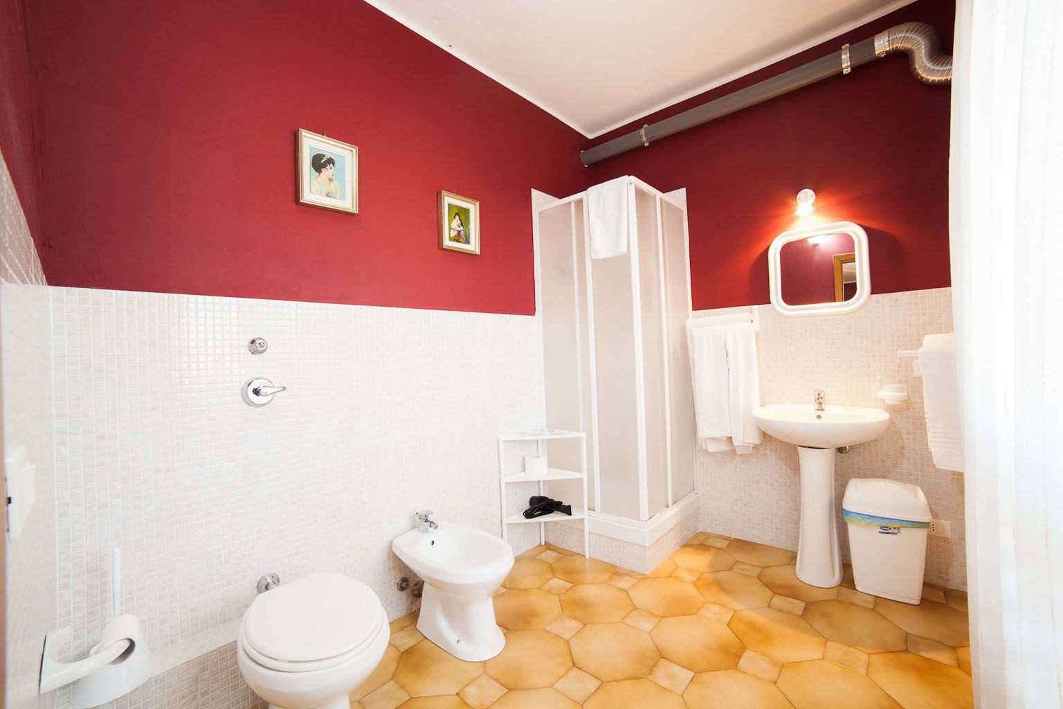 ROOM, QUADRUPLE