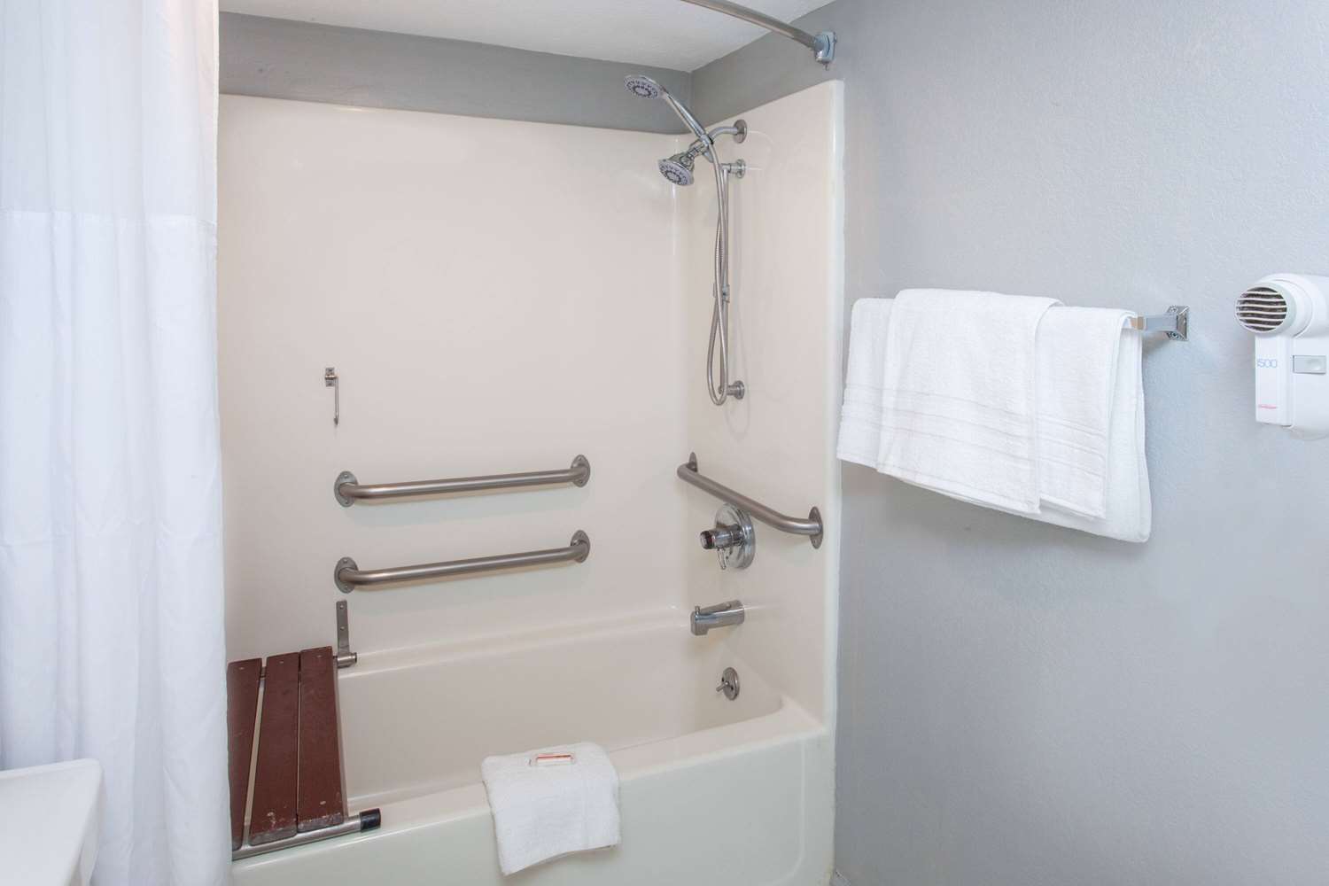 Days Inn by Wyndham Farmer City 9/9