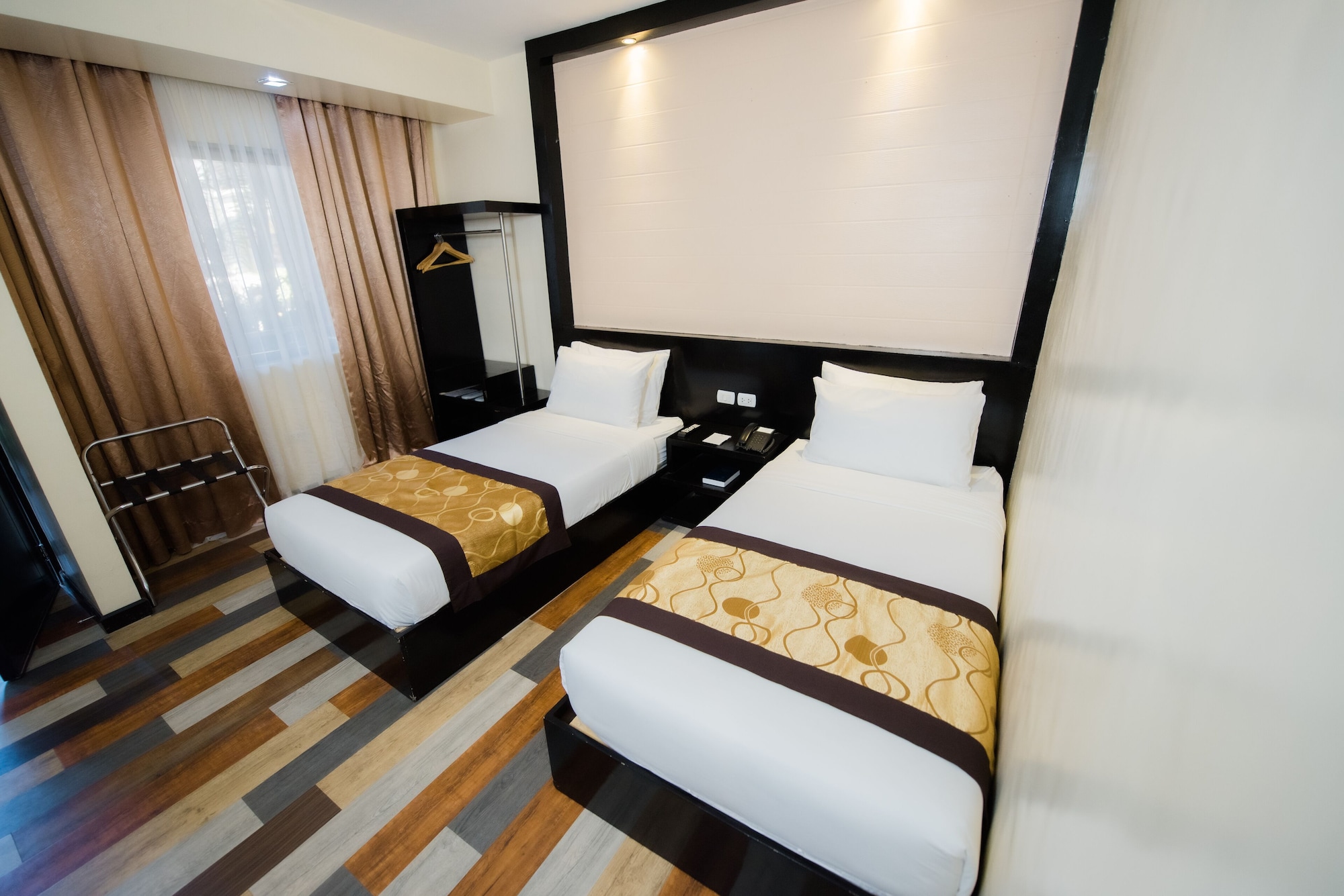 DELUXE, TWIN BEDS