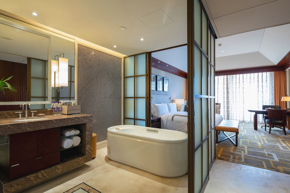 Hilton Qingdao Golden Beach 18/58