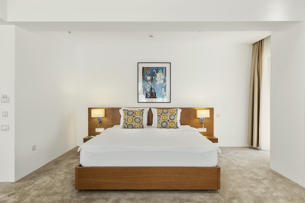 COMFORT, SUITE, PARTIAL SEA VIEW, BALCONY