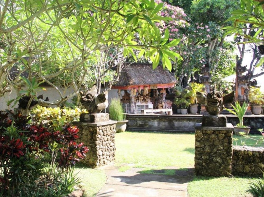 BESAKIH BEACH HOTEL 55/67