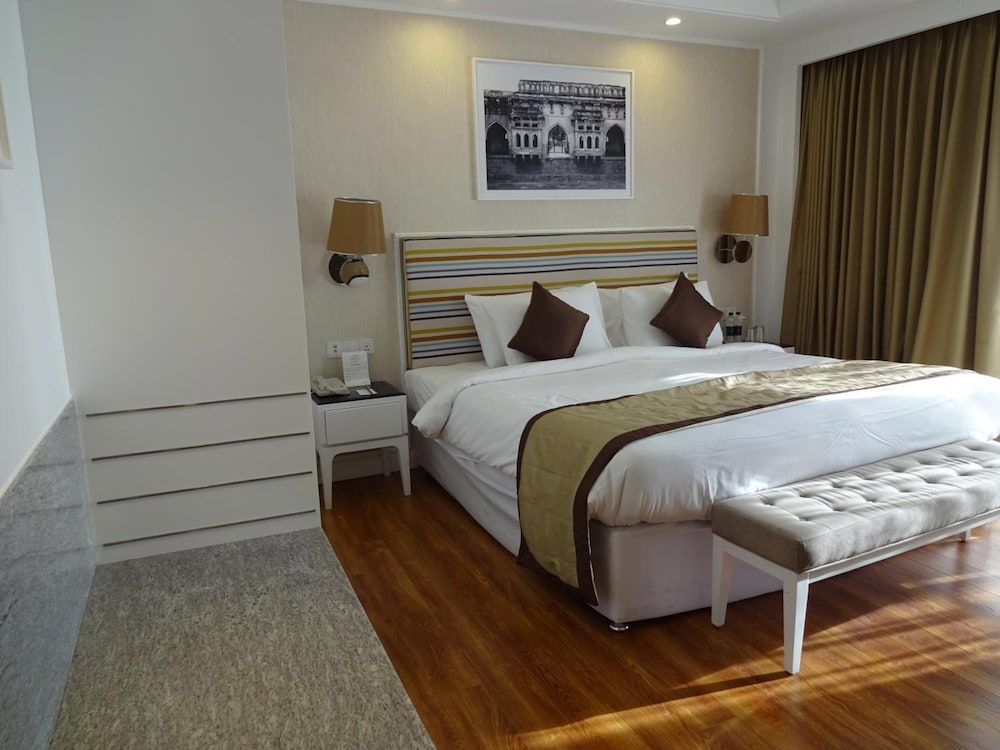 Amanora the Fern Hotels And Club 24/71
