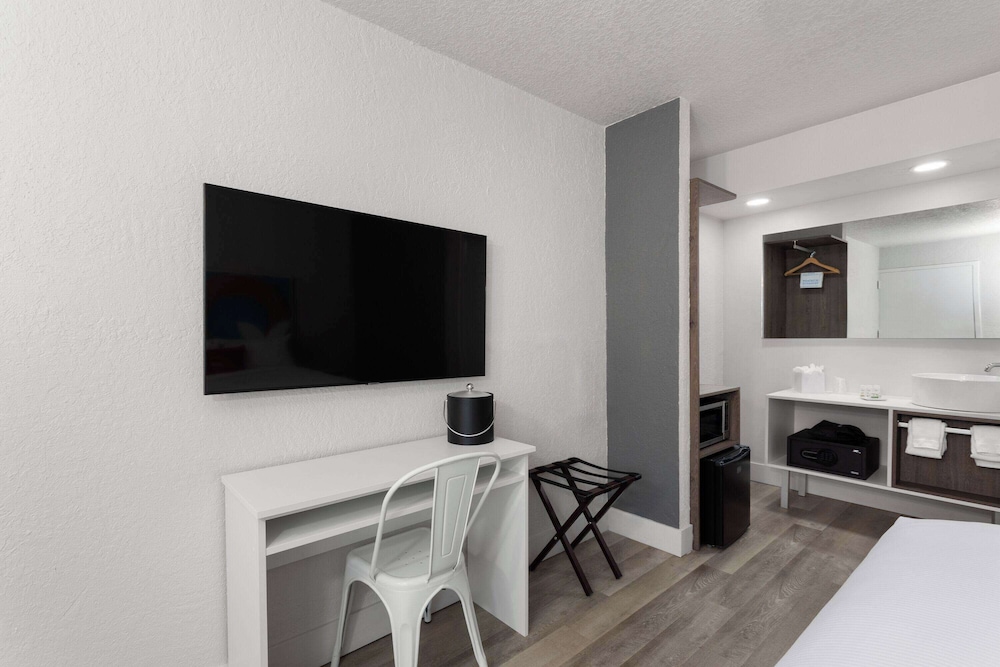 Travelodge by Wyndham Orlando Lake Buena Vista South 25/33