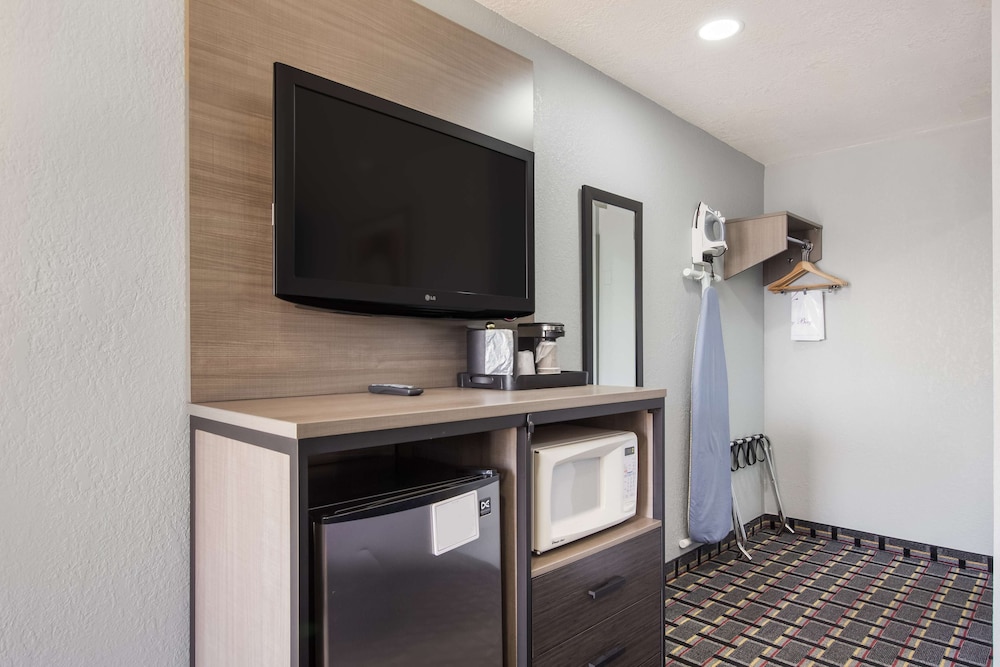 Knights Inn & Suites Salem, IN 10/29