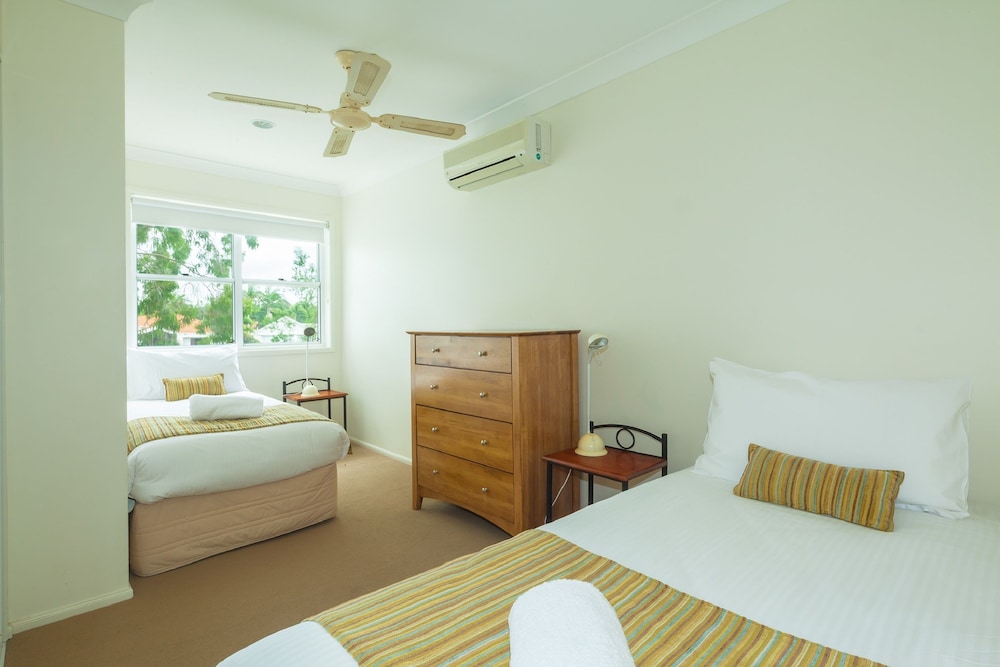 NOOSA ENTRANCE WATERFRONT RESORT 17/80