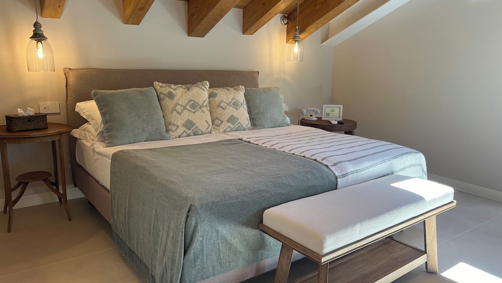 PREMIUM, KING BED, LAKE VIEW, SOFA
