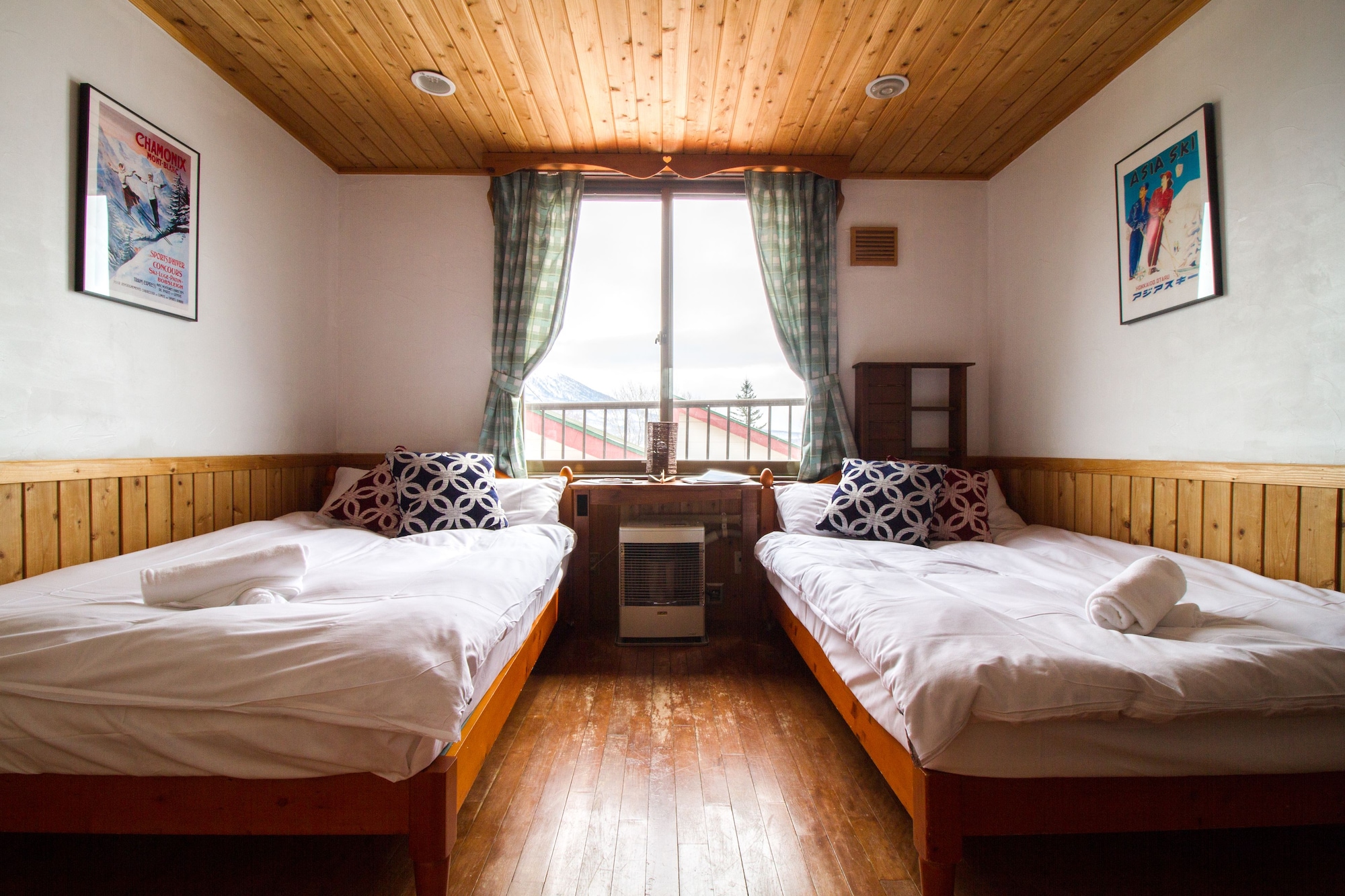 ROOM, TWIN BEDS