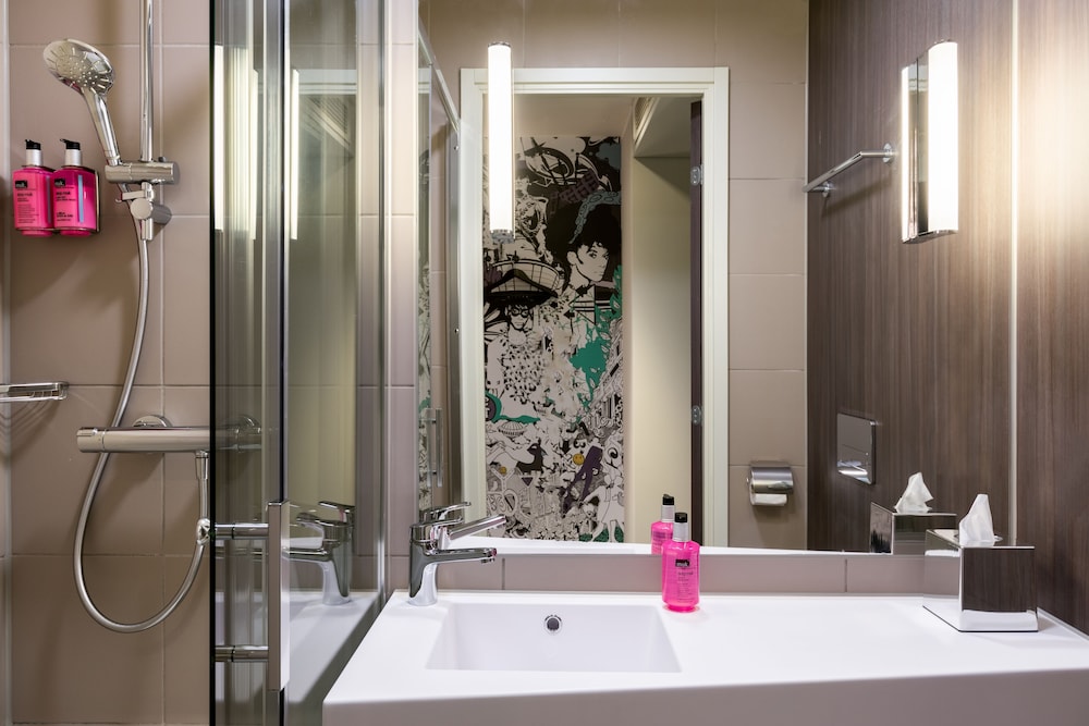 MOXY LONDON HEATHROW AIRPORT 19/39
