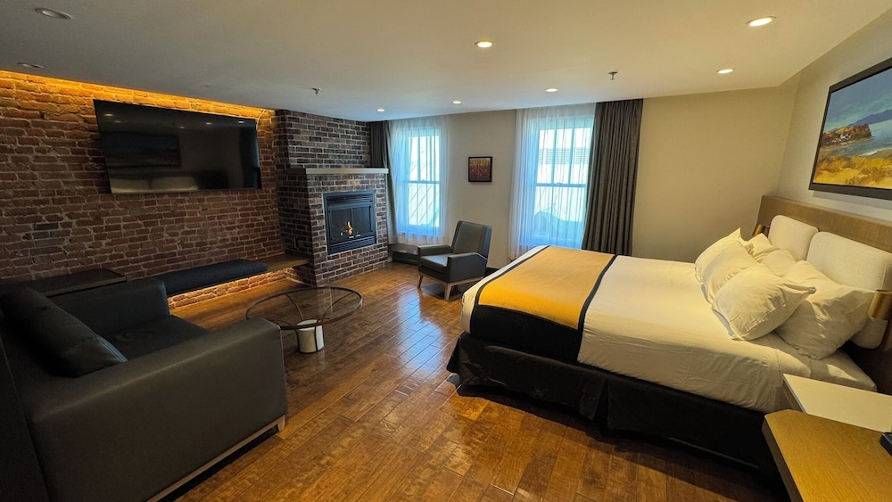 DELUXE, KING BED