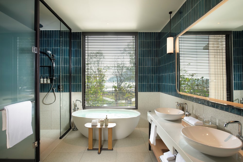 DELUXE, SUITE, KING BED, SEA VIEW
