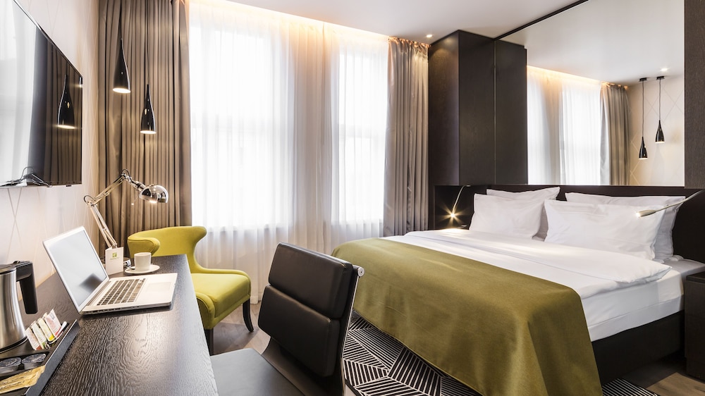 HOLIDAY INN DRESDEN - AM ZWINGER 17/77