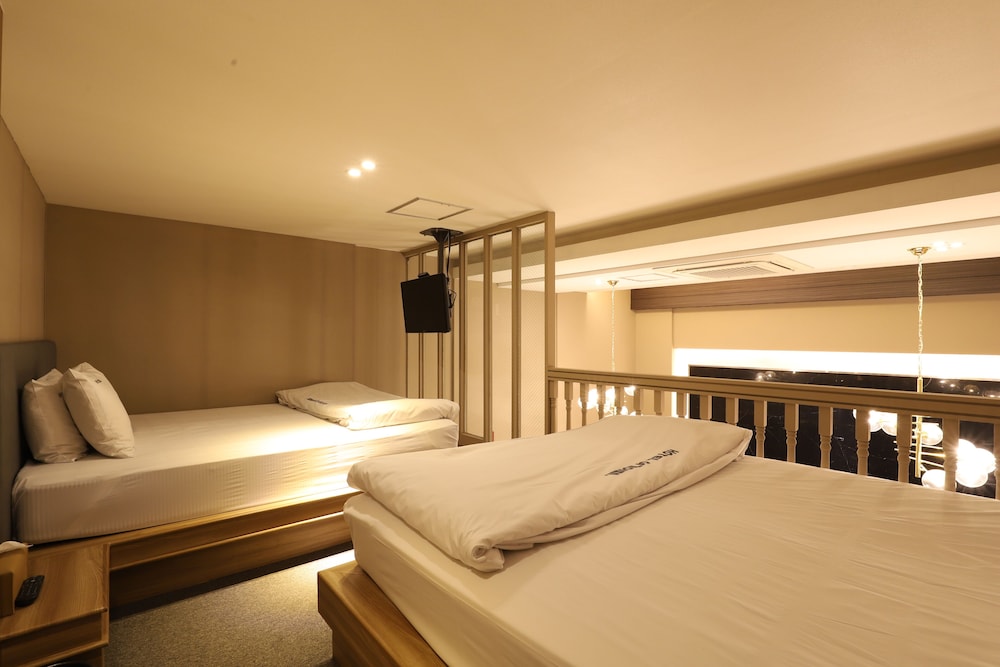 Piano Hotel 17/65
