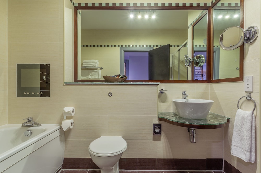 جناح بسرير كينج بإطلالة على المتنزه بغرفة نوم واحدة، Crowne Plaza Dublin Airport 2/2