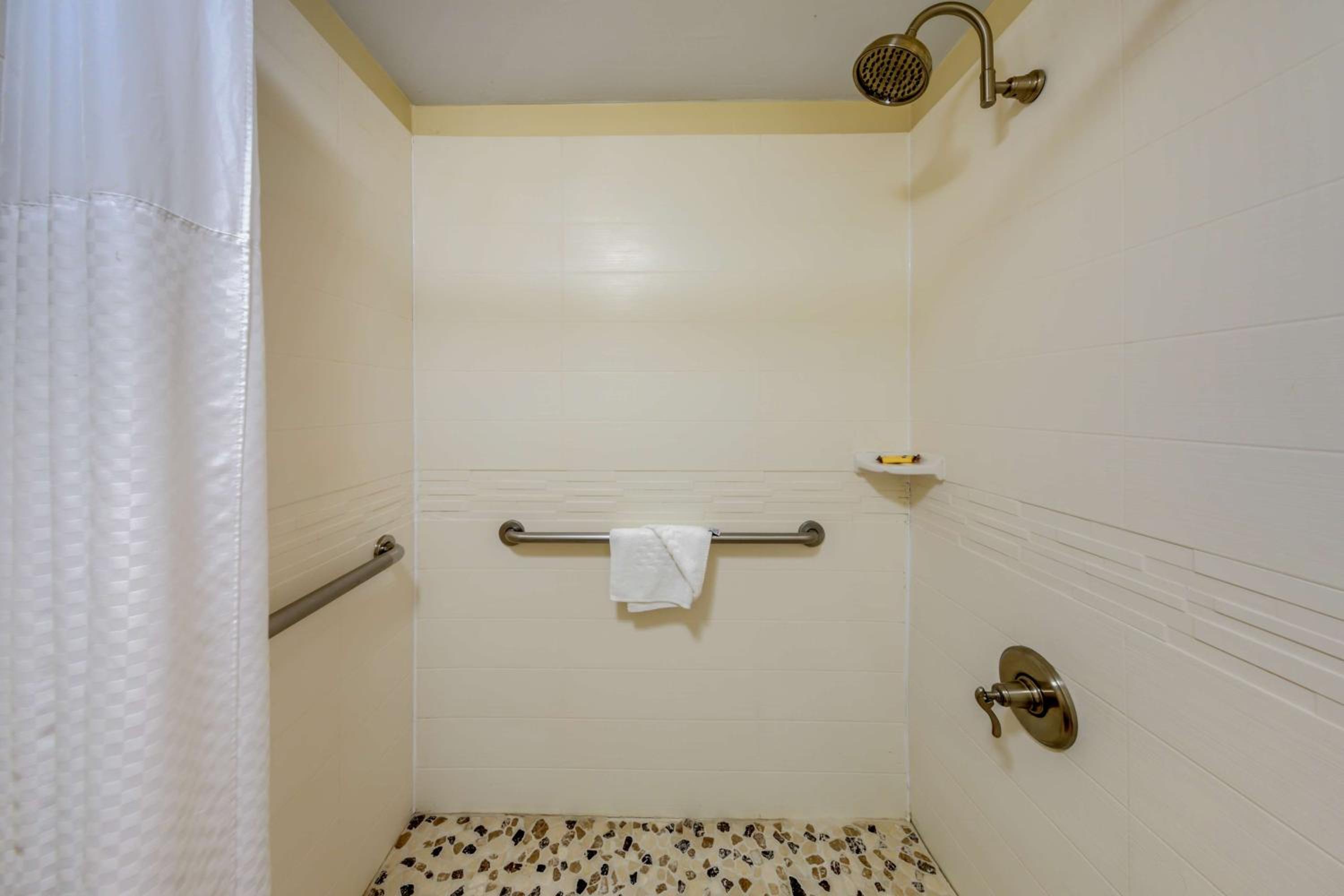 جناح بسريرين كوين لذوي الإعاقة، Best Western Plus South Coast Inn 7/7