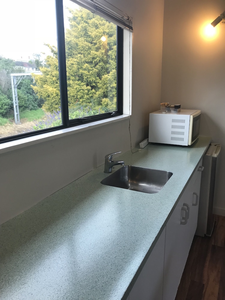 RAYLAND EPSOM MOTEL 20/36