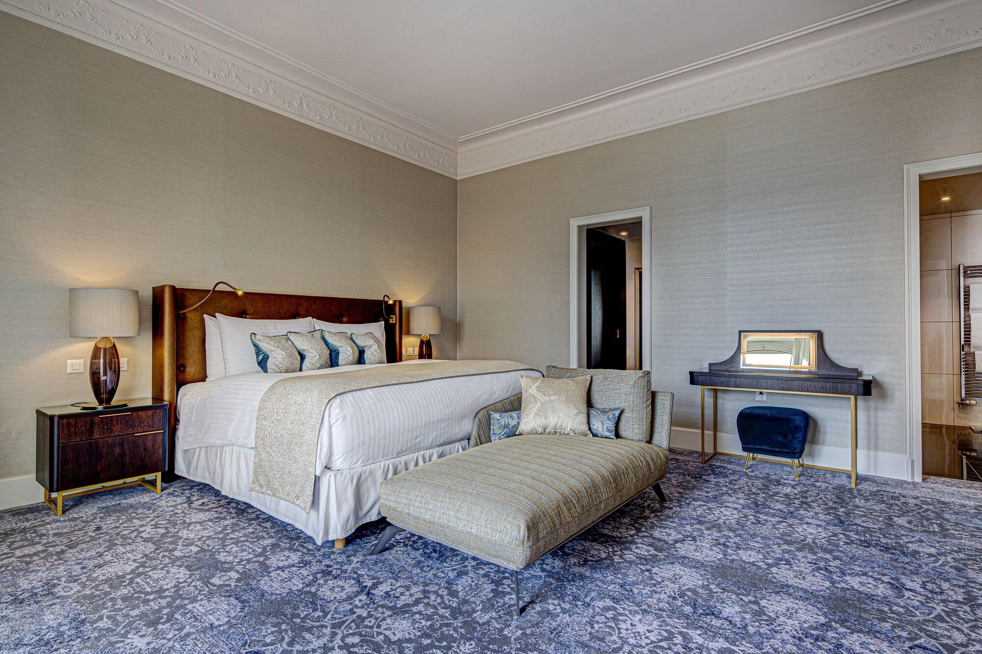 Presidential, Suite, King Bed, Lake View, Living and Dining Areas, Kitchen
