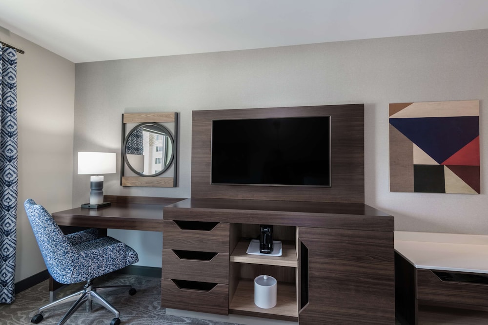 Hampton Inn and Suites Fort Wayne Downtown 27/53