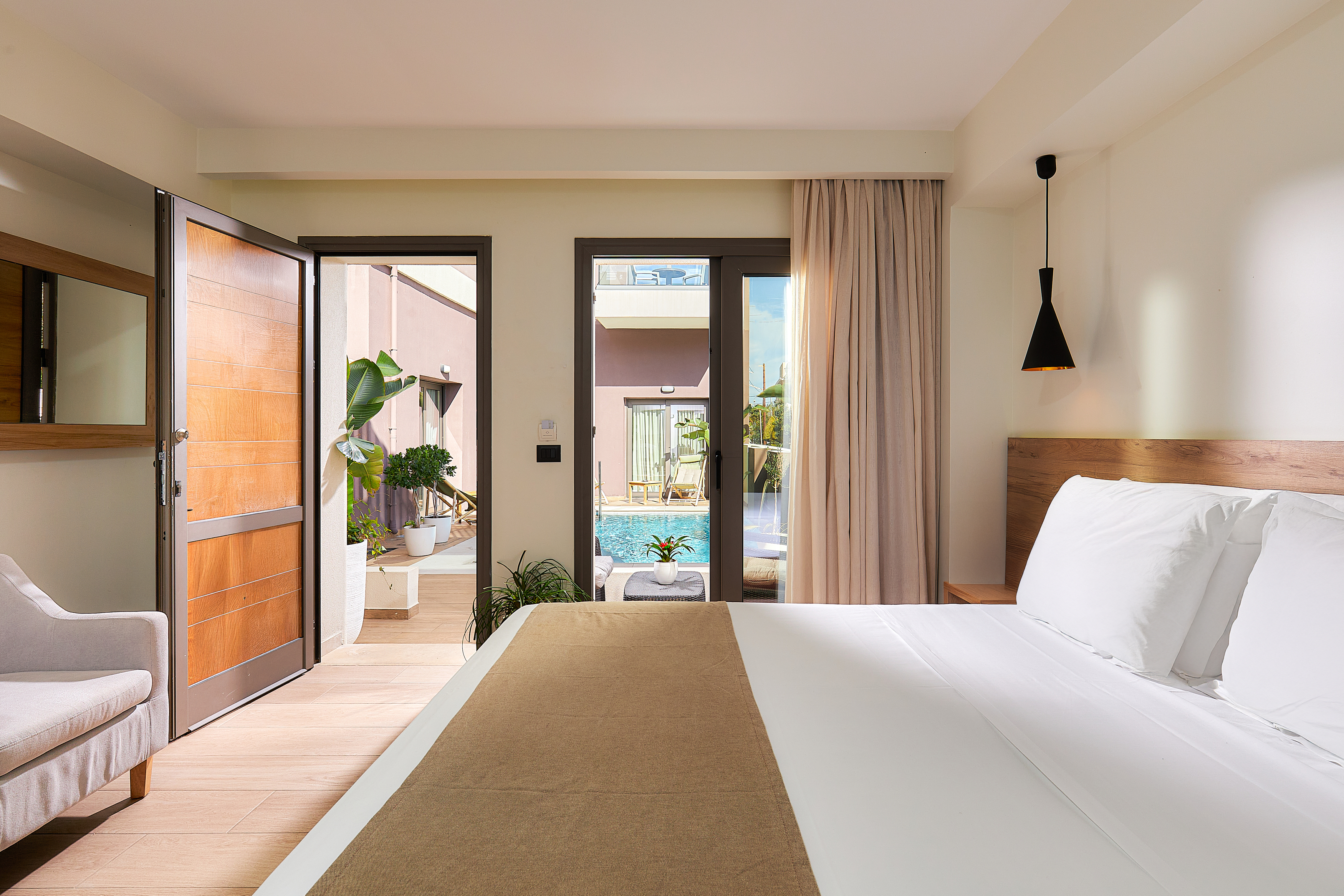 TRIPLE ROOM SHARING POOL