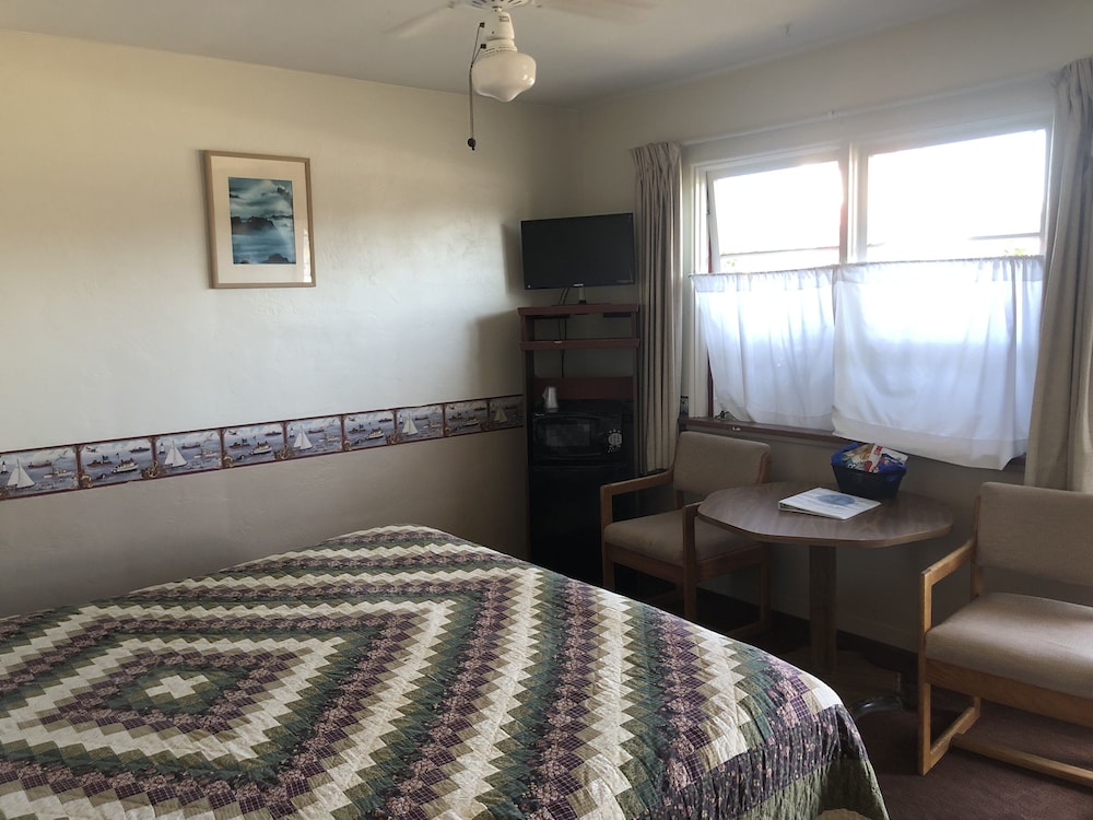 Lighthouse Inn 52/76