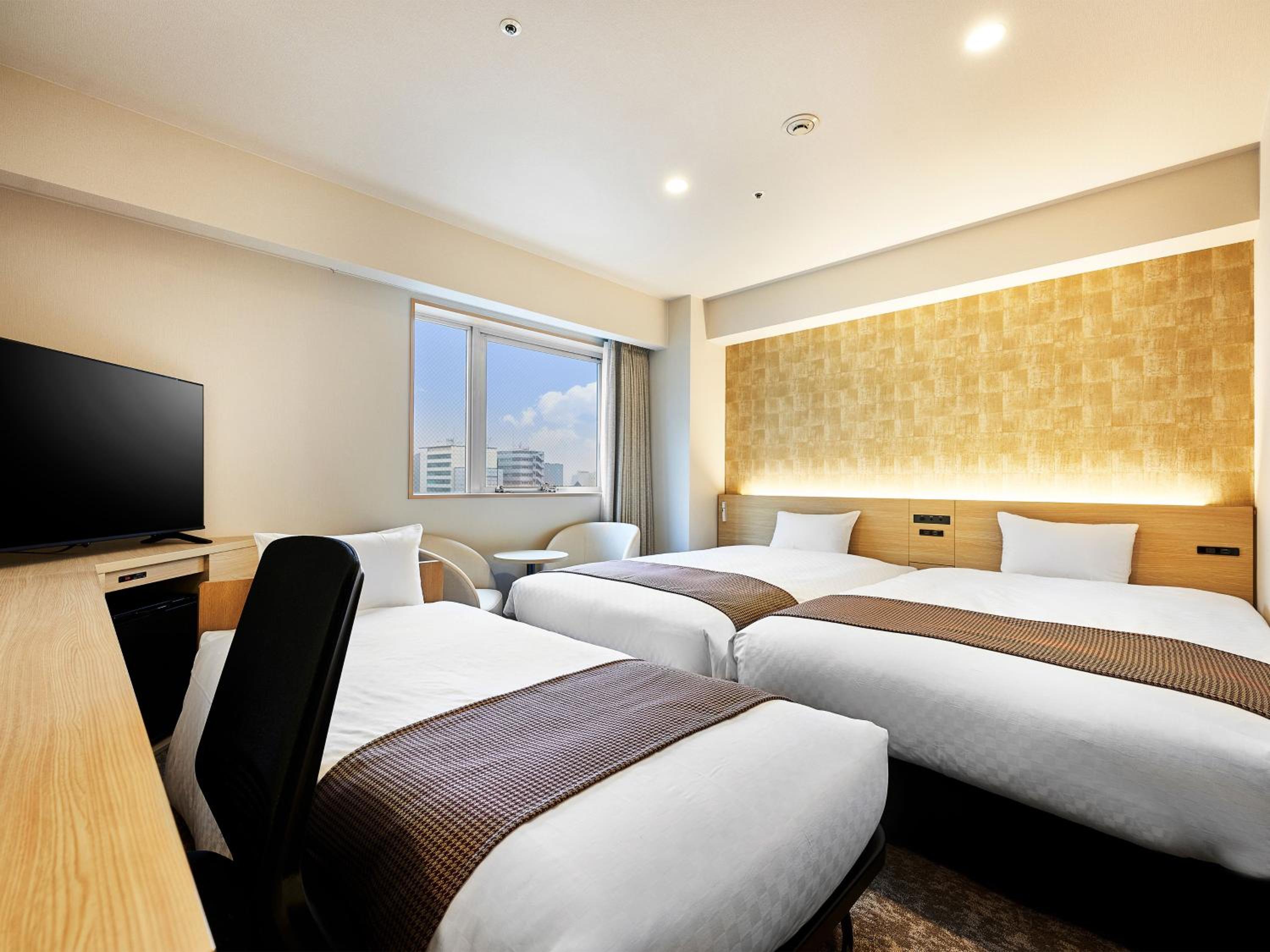 Room, Triple, Twin Beds, Sofa, Smoking