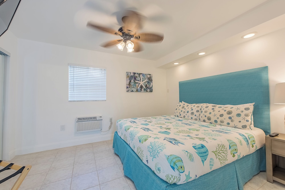DELUXE, QUEEN BED, KITCHENETTE