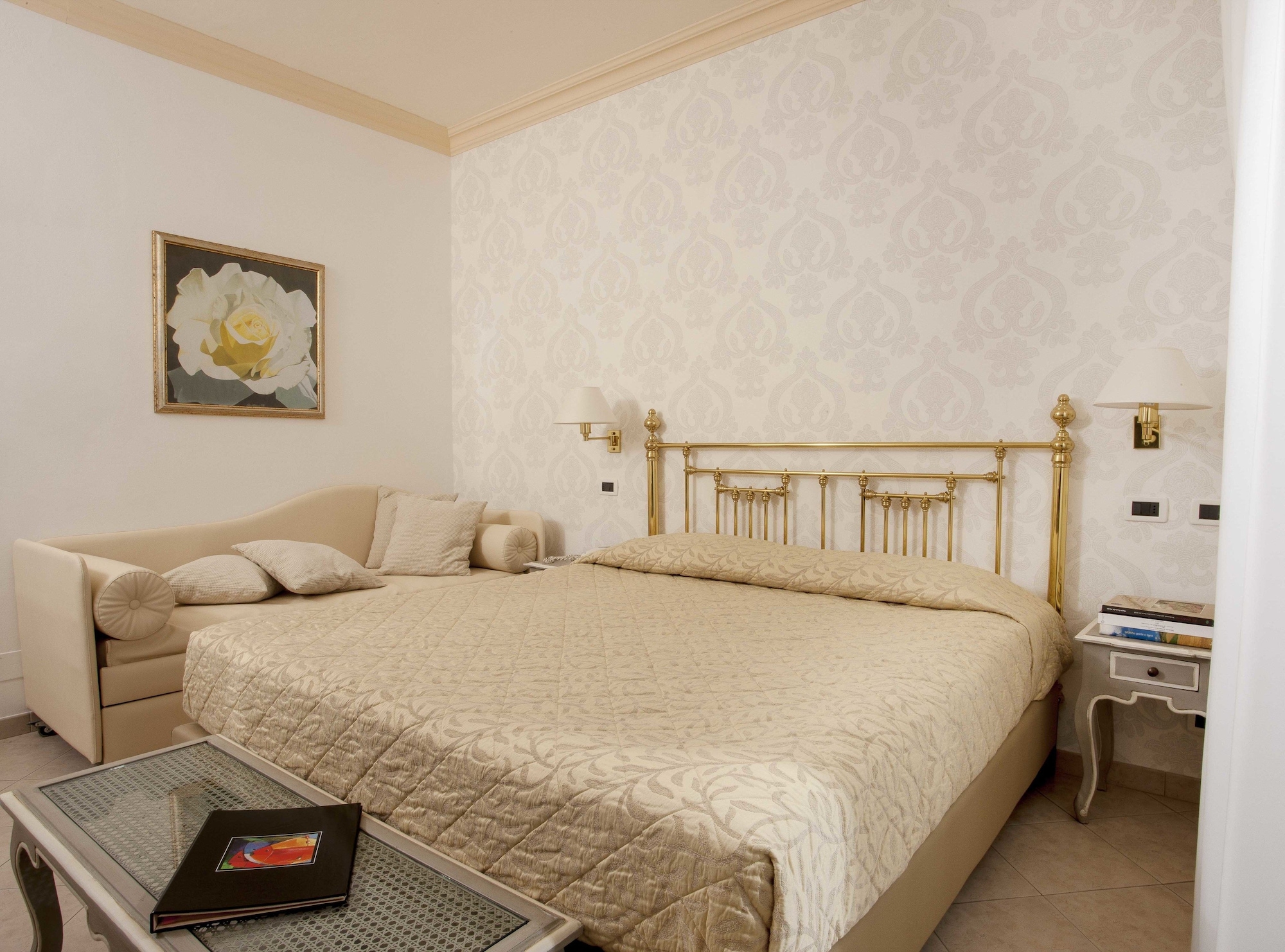 ROOM, DOUBLE OR TWIN BED