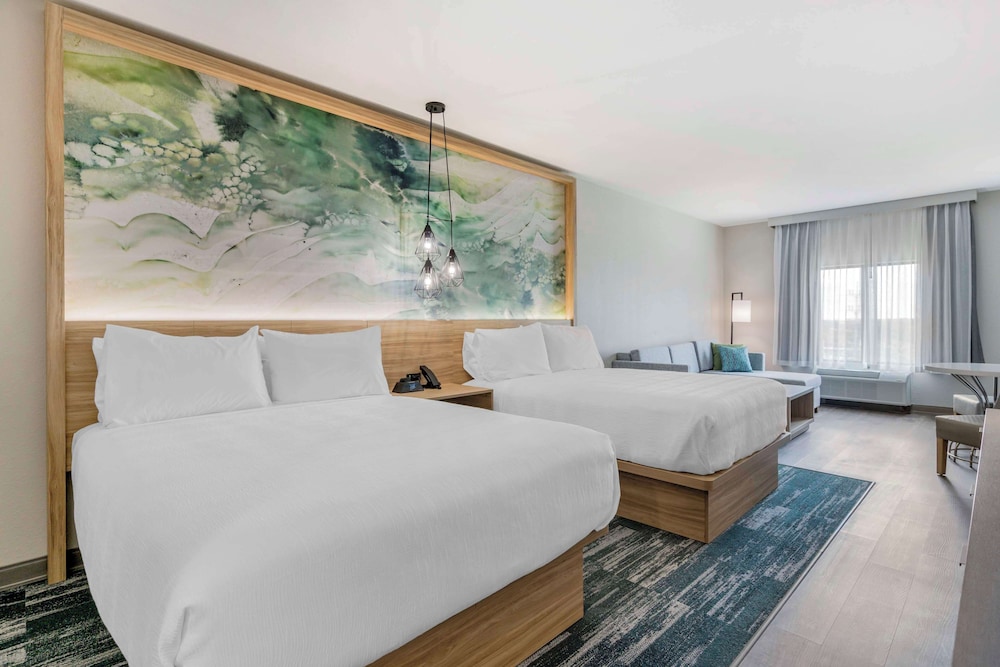 Standard, 2 Queen Beds, Sofa, Bathtub