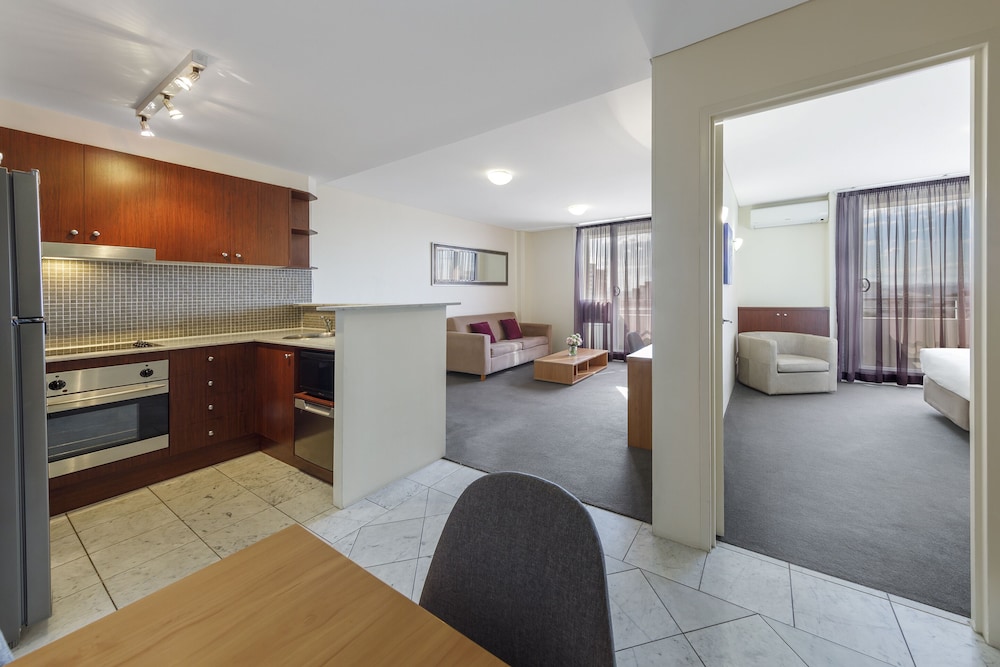 Park Regis Concierge Apartments 10/41