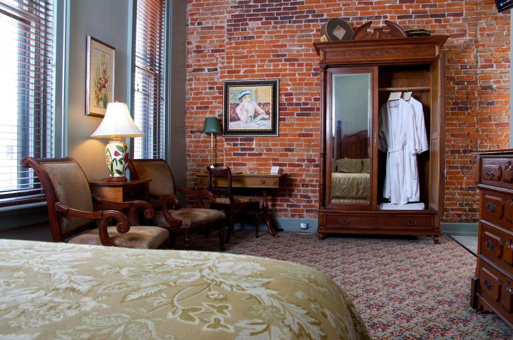 The Blackhawk Hotel 35/50