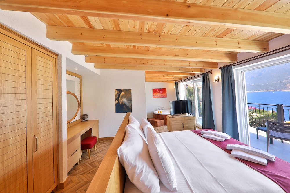 Atalante Hotel 12/50