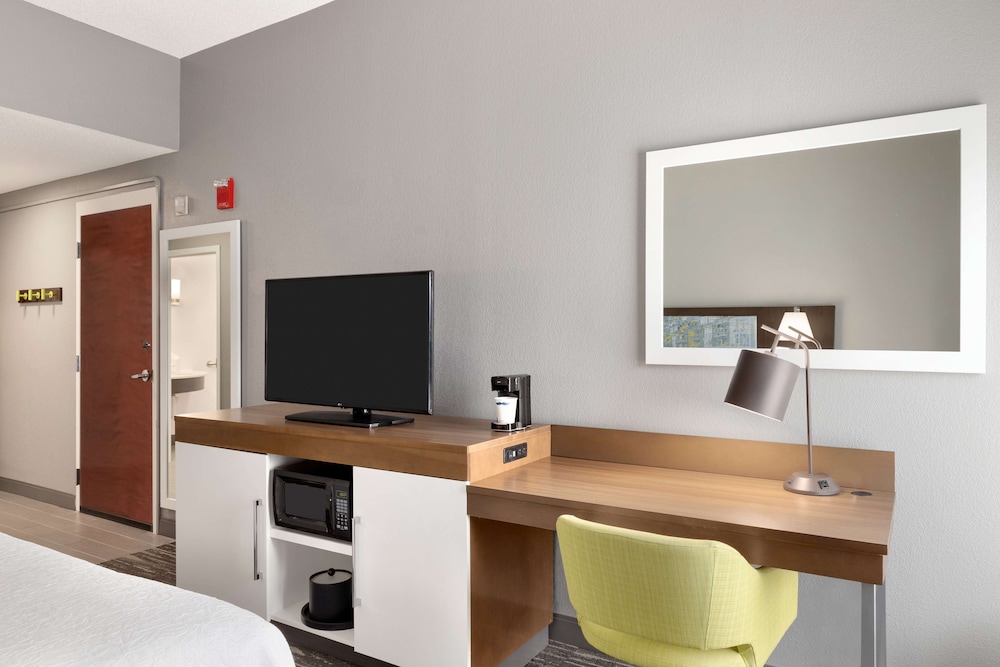 Hampton Inn Greenville/Simpsonville 37/38