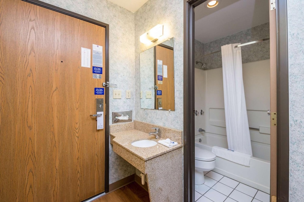 Motel6 Cedar Rapids, IA - Airport 27/57